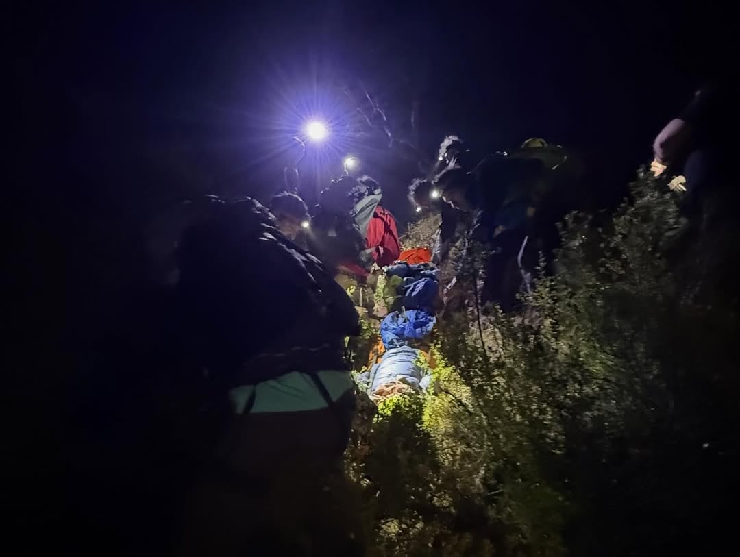 La Comisión de Auxilio de San Martín de los Andes desplegó un operativo nocturno con bomberos y otras fuerzas para asistir a personas extraviadas en Laguna la Kika (CAX)