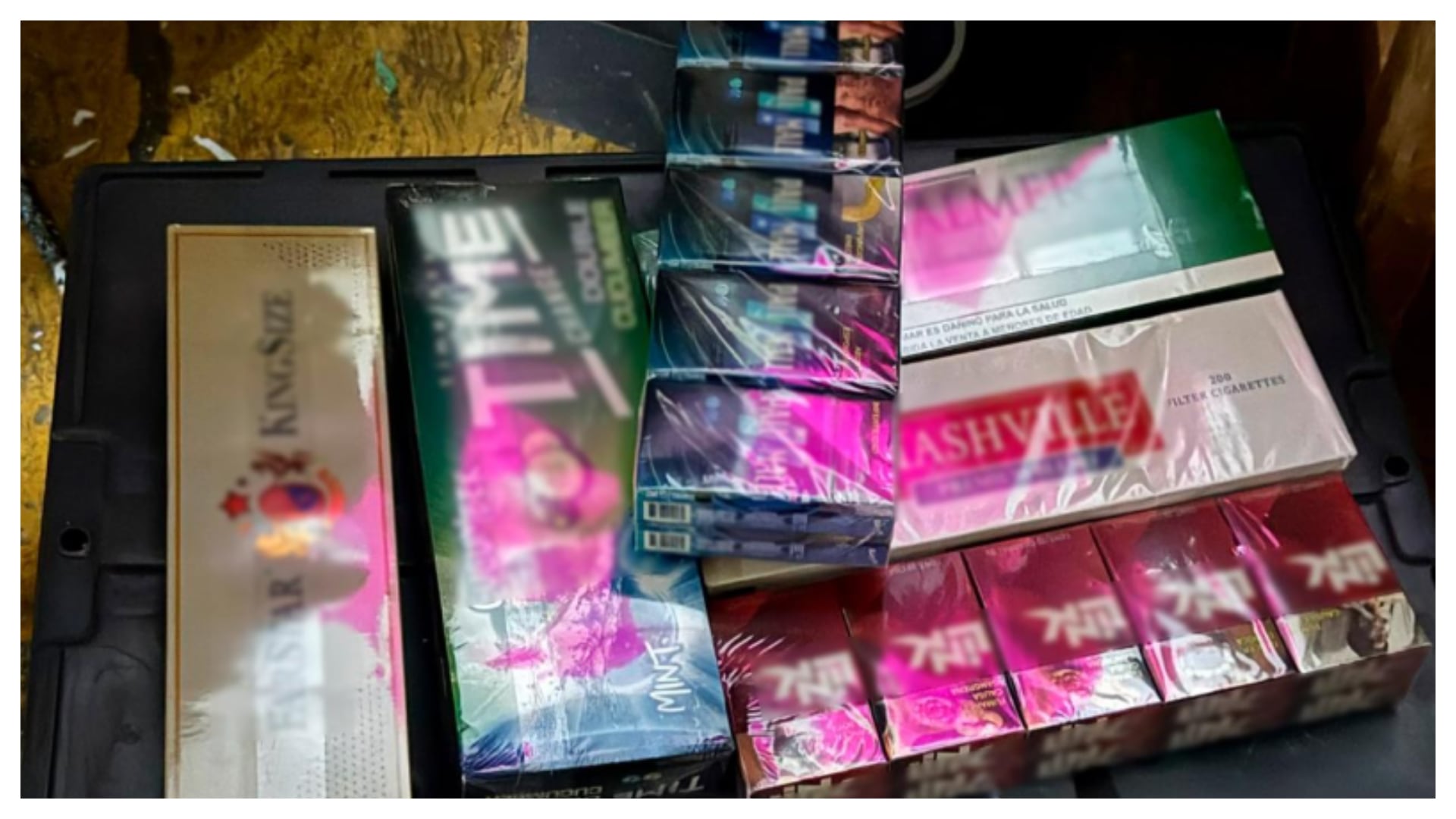 Cigarros y droga fueron incautados en seis inmuebles en la Ciudad de México junto a diversas dosis de drogas y cartuchos de armas de fuego Foto: FGR