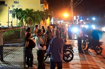 Ciudadanos la noche del 28J esperan resultados frente al centro de votación de la UE Francisco Lazo Martí en Valle de La Pascua, Guárico