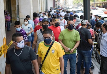Foto de archivo de gente caminando en la calle después de que en Guayaquil se permitiera la reapertura de algunos negocios en medio de la panddemia de coronavirus.
May 20, 2020. REUTERS/Vicente Gaibor del Pino