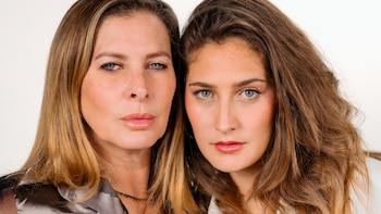 Leslie Stewart y Ariana Rifai apuestan por el diálogo generacional con el pódcast ‘Ay Mamá’.