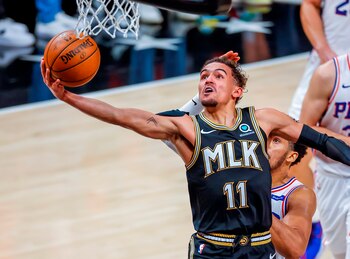 El base de los Atlanta Hawks, Trae Young (i). EFE/ Erik S. Lesser/Archivo