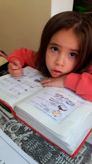 Janna haciendo los deberes