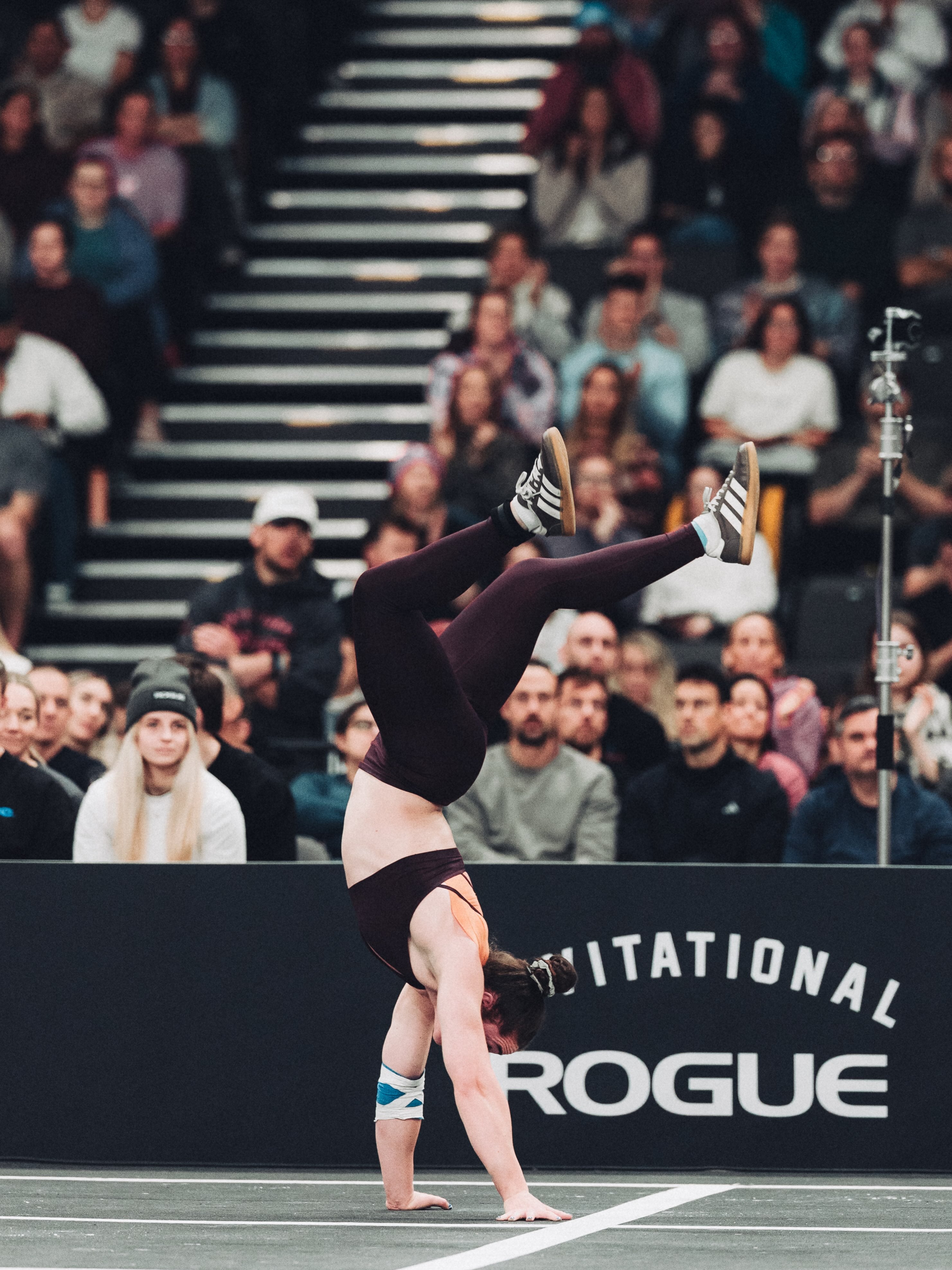 Las competidoras avanzan con el cuerpo elevado y los brazos como apoyo en Aberdeen (@rogueinvitational)