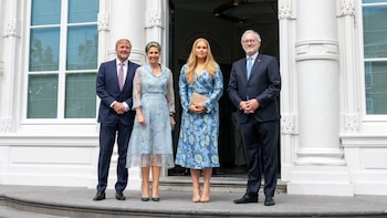 La reina Máxima y la princesa Amalia de Holanda se mimetizan con looks a conjunto: dos vestidos azules y florales con estilo propio