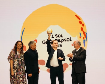 Diego Sanz recogiendo su primer