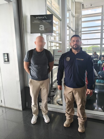 Migración Colombia detectó inconsistencias en la declaración del extranjero y, tras una revisión de su historial migratorio y equipaje, confirmó que ya había visitado previamente ciudades como Medellín - crédito @MigracionCol/ X