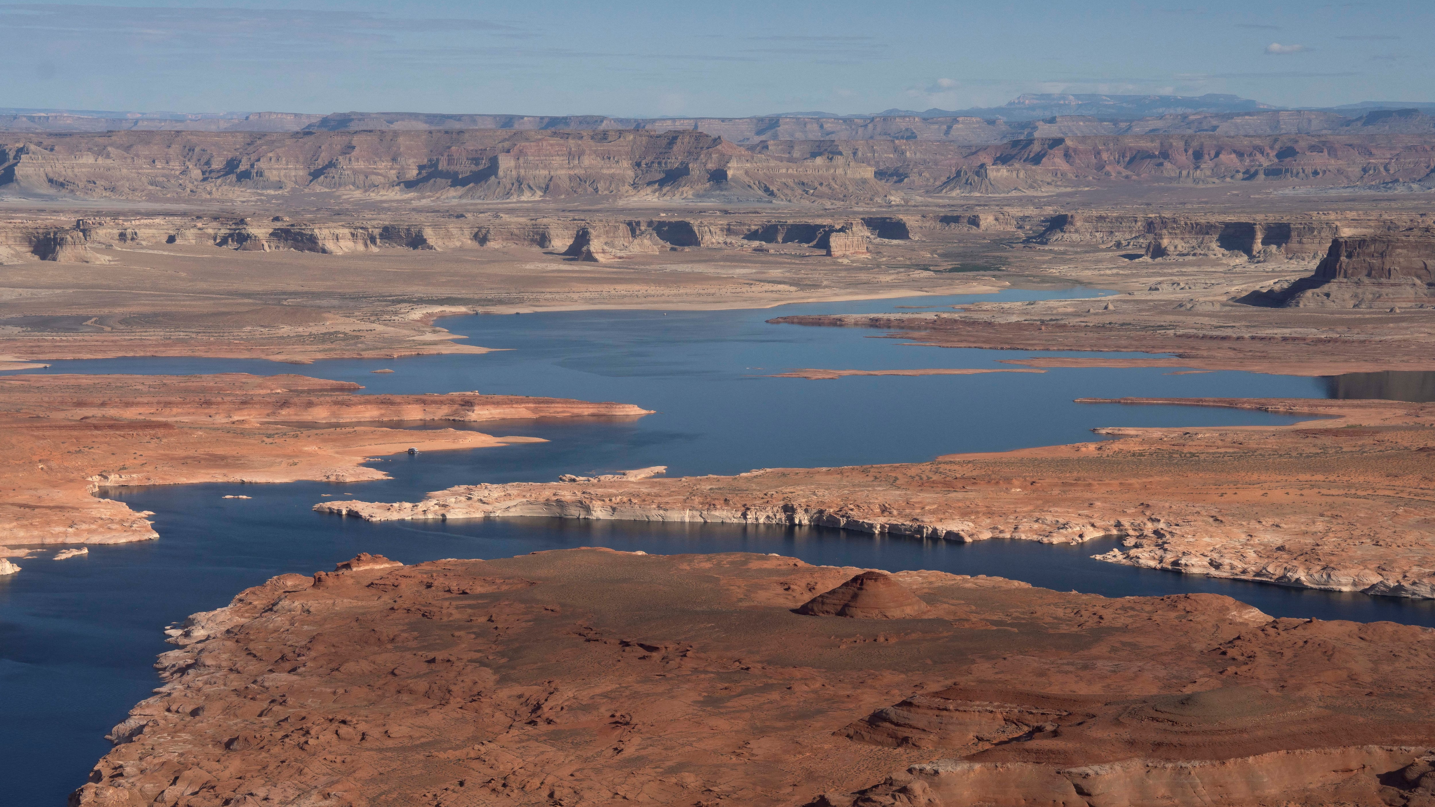 Lake Mead y Lake Powell abastecen de agua potable a cerca de 40 millones de personas en siete estados del oeste de Estados Unidos, además de comunidades indígenas y regiones del norte de México. (REUTERS/Rebecca Noble)