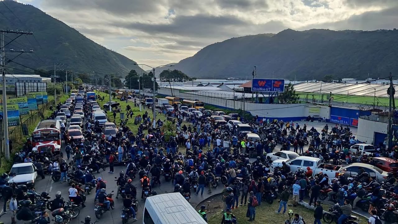 La manifestación nacional de transportistas en Guatemala exige reformas a la Ley para el Fortalecimiento de la Seguridad Vial y rechaza el alza de los combustibles. (Archivo Infobae)