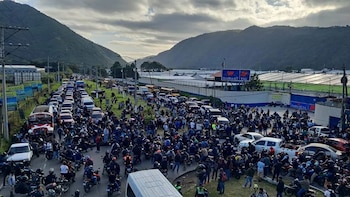 Transportistas bloquean importante ruta logística de Guatemala y generan una fuerte congestión vehicular