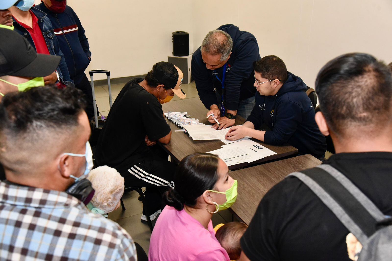 Uno de los principales argumentos a favor de la “autodeportación” es la reducción de costos. Según las autoridades del gigante americano, los procedimientos de deportación forzosa implican un uso significativo de recursos financieros y humanos, incluyendo detenciones, litigios y operativos de expulsión - crédito redes sociales/X