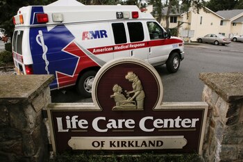 Una ambulancia transporta a una