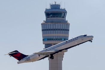 La FAA informó que el vuelo de Delta realizó un aterrizaje frustrado cuando la aeronave de American Airlines iniciaba el despegue (EFE/ Erik S. Lesser)