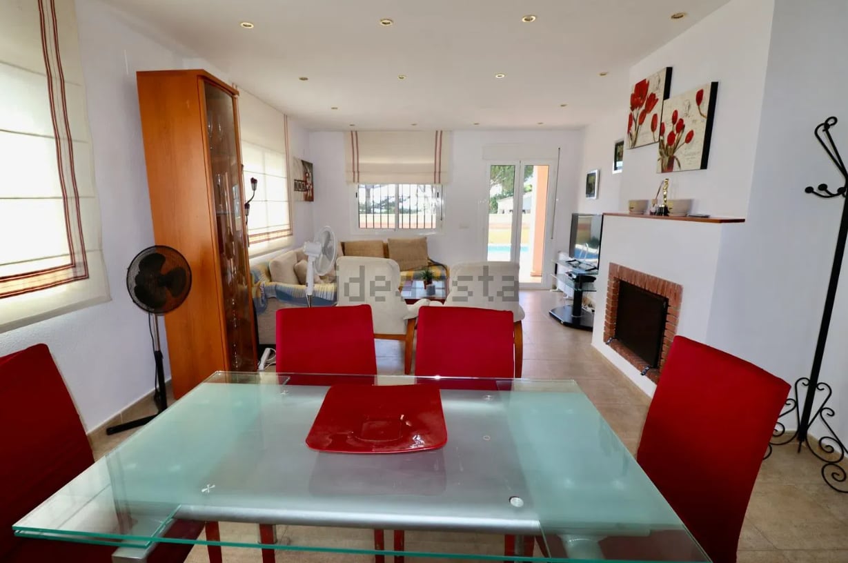 Estancia de la vivienda que Lucas González tiene en venta. (Idealista)
