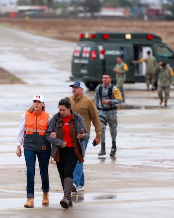 Rescatan a 32 personas atrapadas por las lluvias de Rachel en Ensenada.