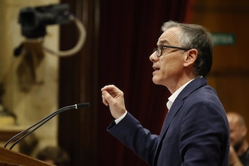 08/08/2024 El president del grupo parlamentario de ERC, Josep María Jové, interviene durante el debate del pleno de investidura, en el Parlament de Cataluña, a 8 de agosto de 2024, en Barcelona, Catalunya (España). Hoy se celebra el pleno de investidura del nuevo presidente de la Generalitat, Salvador Illa, tras obtener en las elecciones catalanas 42 escaños, mientras que los republicanos lograron 20 y 6 los comuns, que suman los 68 diputados que el líder socialista necesita para ser investido. Carles Puigdmont ha huído, después de dar un discurso a primera hora de hoy por la mañana en un acto de bienvenida organizado por entidades independentistas en el paseo Lluís Companys. Aunque finalmente no ha asistido, Puigdemont tenía previsto estar en el pleno tras siete años exiliado en Bélgica por las consecuencias judiciales del 'procés'.
POLITICA
Kike Rincón - Europa Press