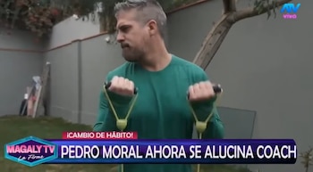 Hombre de cabello y barba canosa, camiseta verde, ejercitándose con bandas de resistencia amarillas al aire libre, con muro y vegetación en el fondo