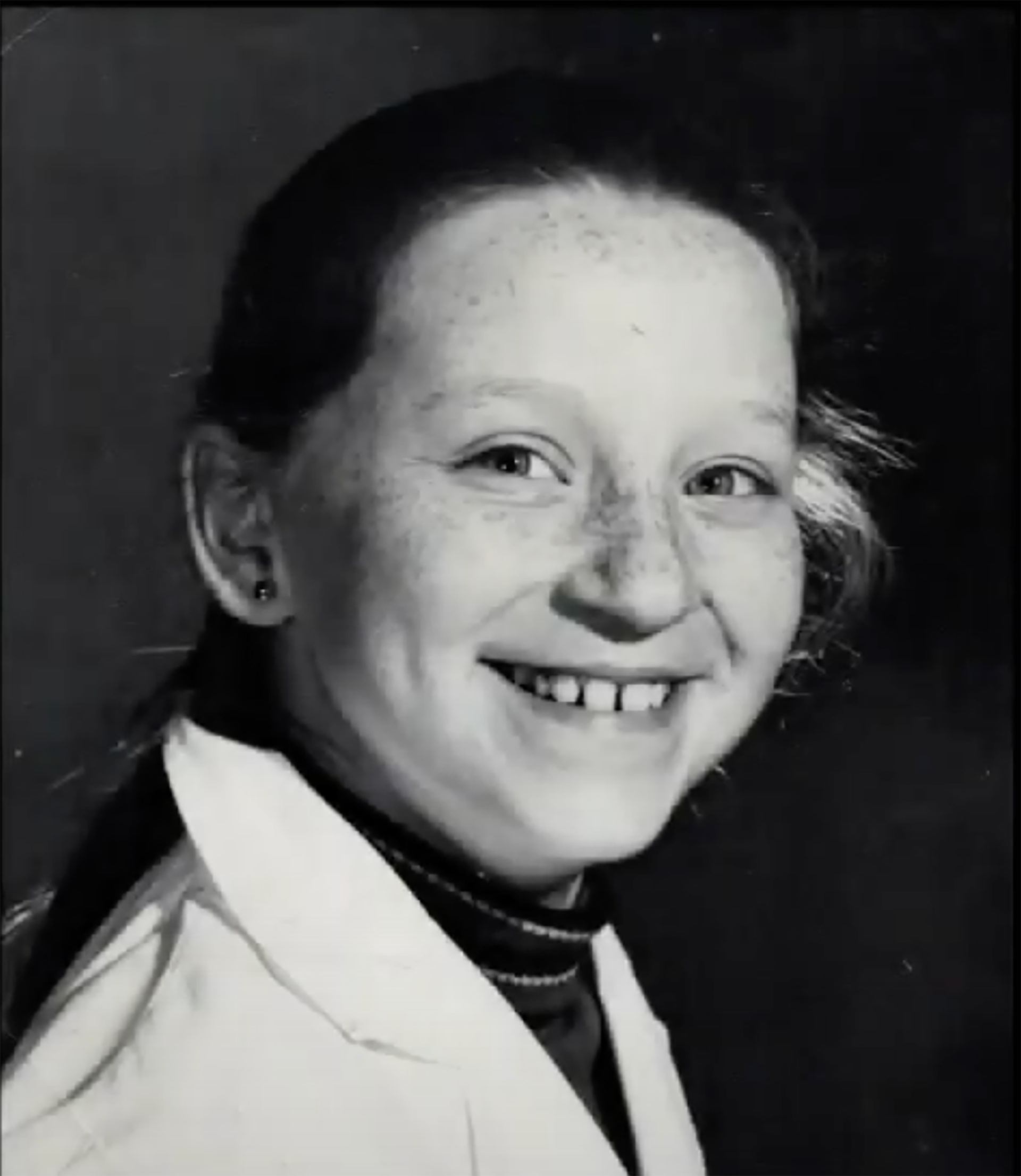 Divina Gloria (todavía Martha Gloria Goldsztern) en su etapa escolar