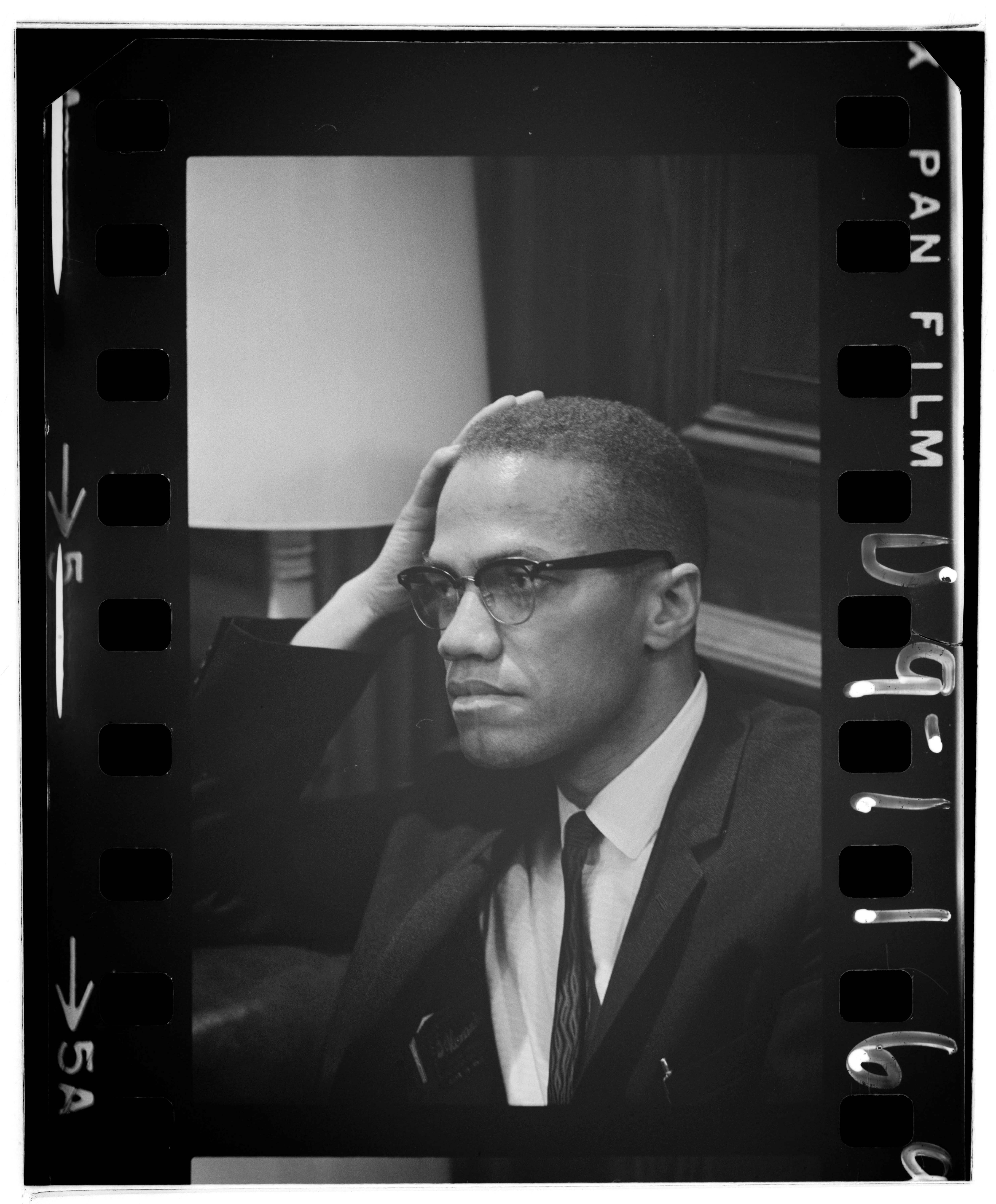 Fotografía del 26 de marzo de 1964 cedida por la Biblioteca del Congreso de Estados Unidos donde aparece Malcolm X durante una conferencia de prensa de Martin Luther King Jr. sobre la Ley de Derechos Civiles de 1964 en el Capitolio en Washington , Estados Unidos (EFE)