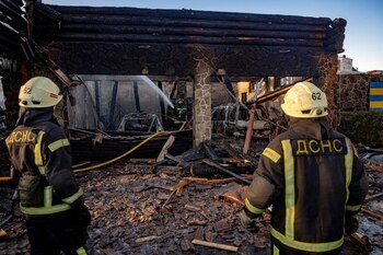 Bomberos trabajan en el lugar