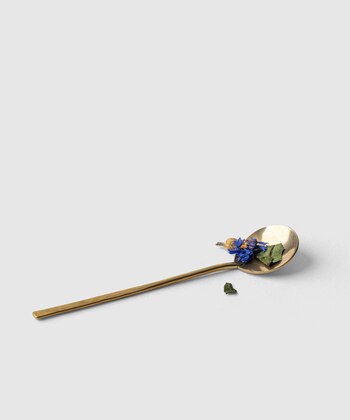 La cuchara de latón cuesta