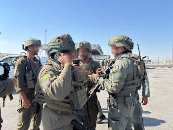 Personal militar israelí trabajando en