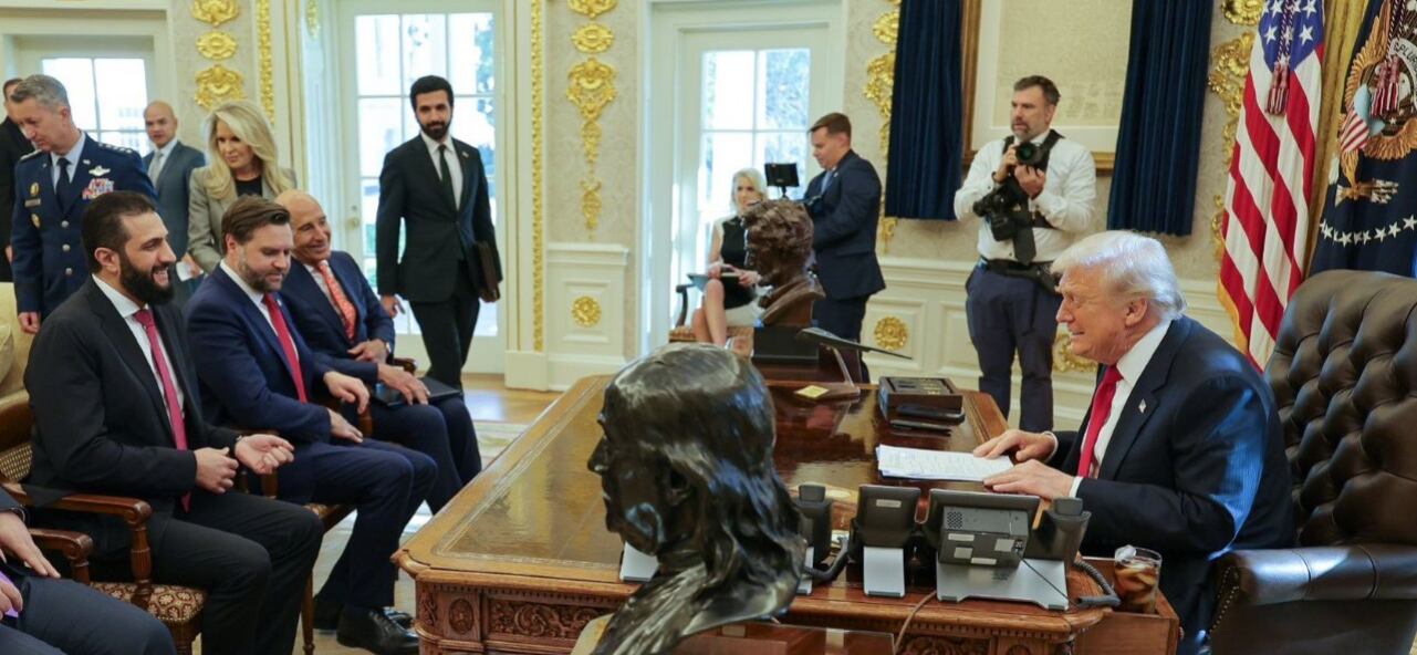 Ahmad al-Sharaa, que asumió la presidencia interina siria a comienzos de este año tras encabezar la rebelión que derrocó al dictador Bashar al Assad, llegó al complejo presidencial poco después de las 11:30, hora local, y mantuvo una reunión privada con Trump en el Despacho Oval (Fuente)