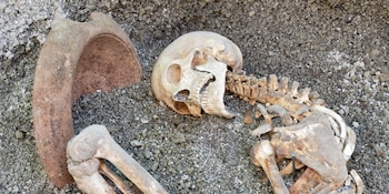 El hombre fue hallado junto a un mortero de terracota, una lámpara de aceite, un anillo de hierro y diez monedas de bronce (Ministerio de Cultura de Italia/via AP)