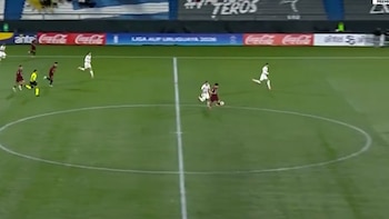 El impactante gol de mitad de cancha en la liga uruguaya que da vuelta al mundo: ¿candidato al premio Puskas?