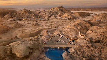 El hotel de lujo de Arabia Saudí entre la montaña y el Mar Rojo que cuesta 2.000 euros la noche: su construcción implicó siete años de excavaciones en las rocas