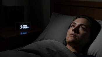 Tres hábitos de sueño comunes afectan la salud cerebral, según un estudio