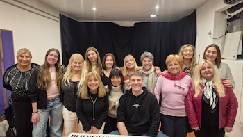Noventa minutos a la semana, un repertorio de Mozart a los Beatles y un escenario en Villa Crespo: el coro que une a mujeres de 15 a 78 años con una misma voz