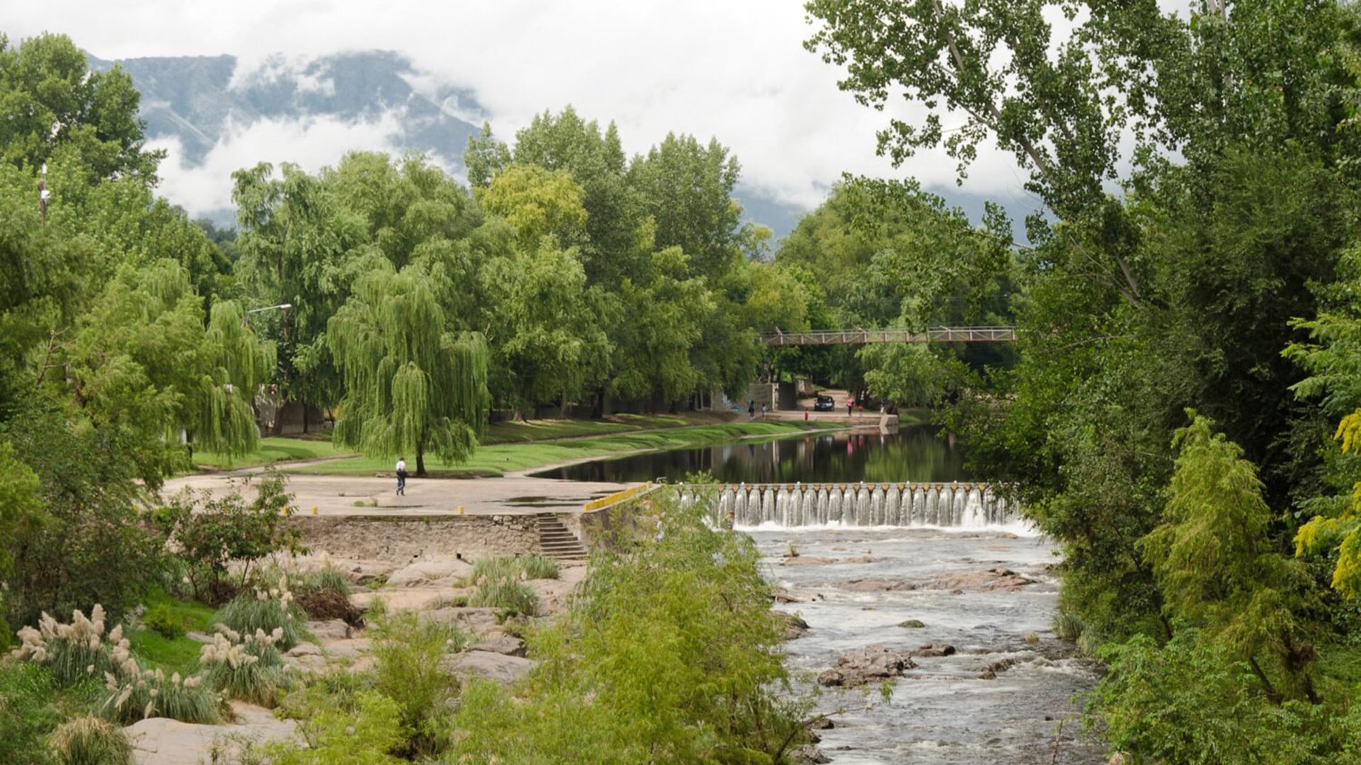 La localidad de Mina Clavero, en el valle de Traslasierra, tiene cerca de 12 mil habitantes y combina balnearios naturales, caminos serranos y espacios culturales (Agencia Córdoba Turismo)