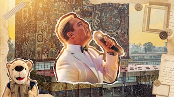Cantante de traje blanco con micrófono, peluche de león, mural de edificio, cuadros y botones de estilo álbum de recortes, fondo de edificios.