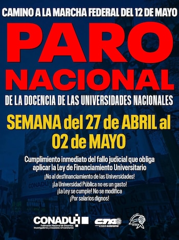 Un póster azul oscuro con letras rojas y amarillas anuncia un paro nacional de docentes universitarios del 27 de abril al 2 de mayo