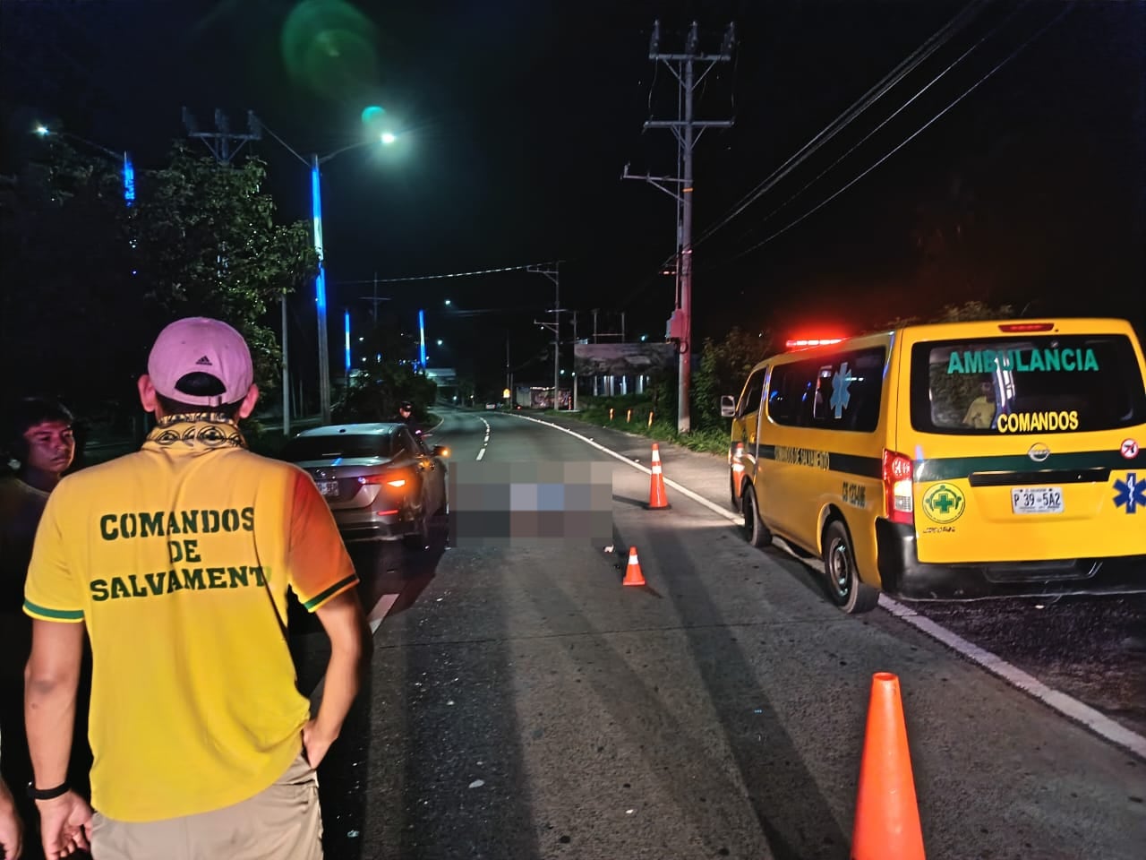 Una mujer falleció tras ser atropellada por un vehículo particular cuando intentaba cruzar la autopista hacia Comalapa, a la altura del Instituto Nacional de Santo Tomás en San Salvador. (Foto: Comandos de Salvamento)
