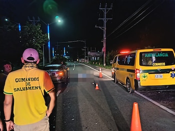 Una mujer falleció tras ser atropellada por un vehículo particular cuando intentaba cruzar la autopista hacia Comalapa, a la altura del Instituto Nacional de Santo Tomás en San Salvador. (Foto: Comandos de Salvamento)