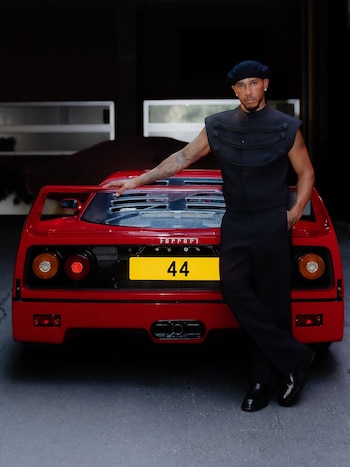 Lewis Hamiltona arribó con su Ferrari F40 a Monza para correr en la Fórmula 1