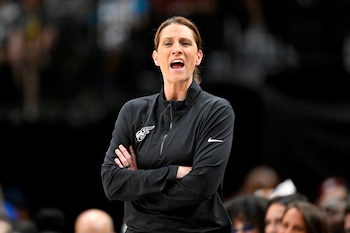 La entrenadora de Indiana Fever, Stephanie White afirmó que la exclusión no es la respuesta en la WNBA (REUTERS)