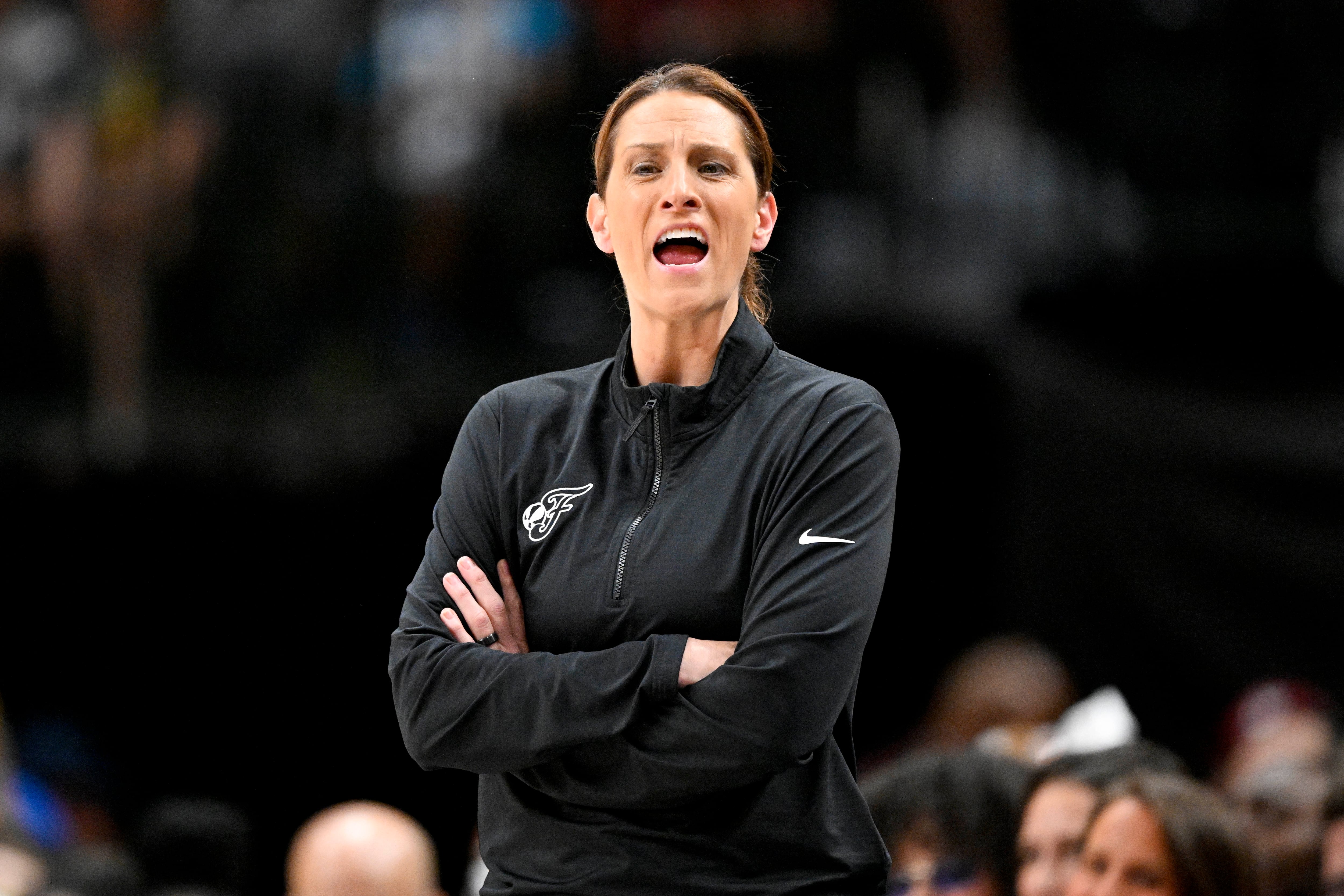 La entrenadora de Indiana Fever, Stephanie White afirmó que la exclusión no es la respuesta en la WNBA (REUTERS)