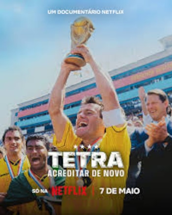 Póster del documental de Netflix "TETRA ACREDITAR DE NOVO" que muestra a un futbolista con camiseta amarilla levantando la Copa del Mundo