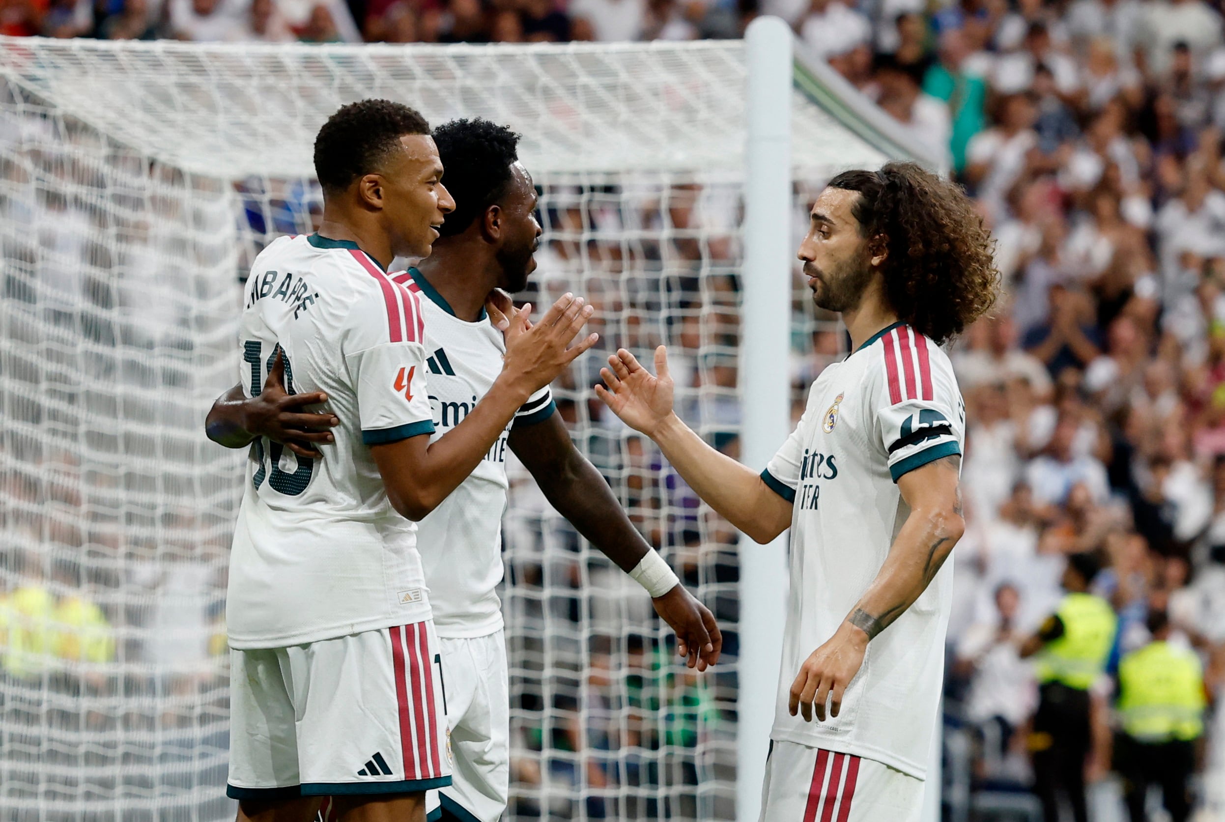 Kylian Mbappé, del Real Madrid, celebra el tercer gol de su equipo con Vinicius Junior y Marc Cucurella (REUTERS/Thomas Peter).