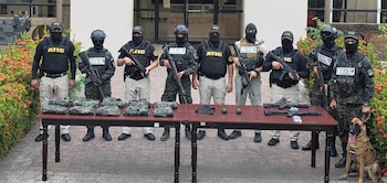 La operación fue ejecutada en un taller de buses ubicado detrás de la Gran Terminal de San Pedro Sula. Efectivos de la Base Naval de Puerto Cortés participaron en el aseguramiento de la evidencia. (Foto: Fuerzas Armadas)