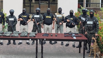 Decomisan fusiles AR-15, granadas y uniformes militares durante operativo en taller de buses en Honduras