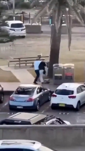 Un civil desarmado enfrenta a