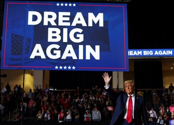 Donald Trump trató de distanciarse