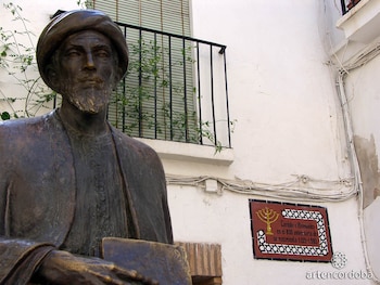 Monumento a Maimónides en la Plaza de Tiberíades de Córdoba, España