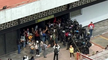Marcha por el 2 de octubre: manifestantes y policías se enfrentan en el Metro Tlatelolco