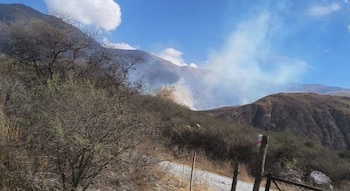 Pese a que el fuego fue contenido, las autoridades pidieron reforzar las viviendas ante la llegada de la temporada de incendios (Facebook: Tilcara Bomberos Voluntarios)