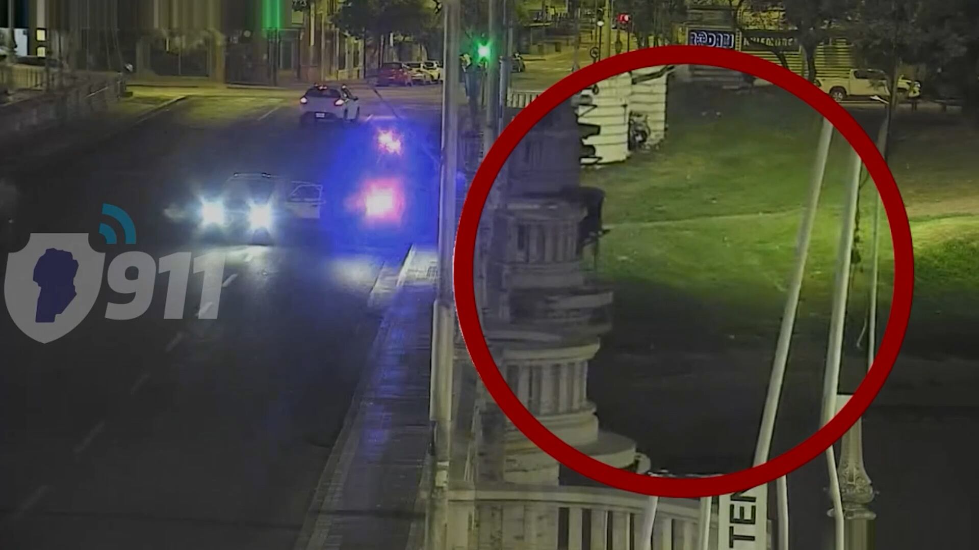 Uno de los sospechosos se arrojó al vacío desde lo alto del puente Centenario para huir de la Policía.